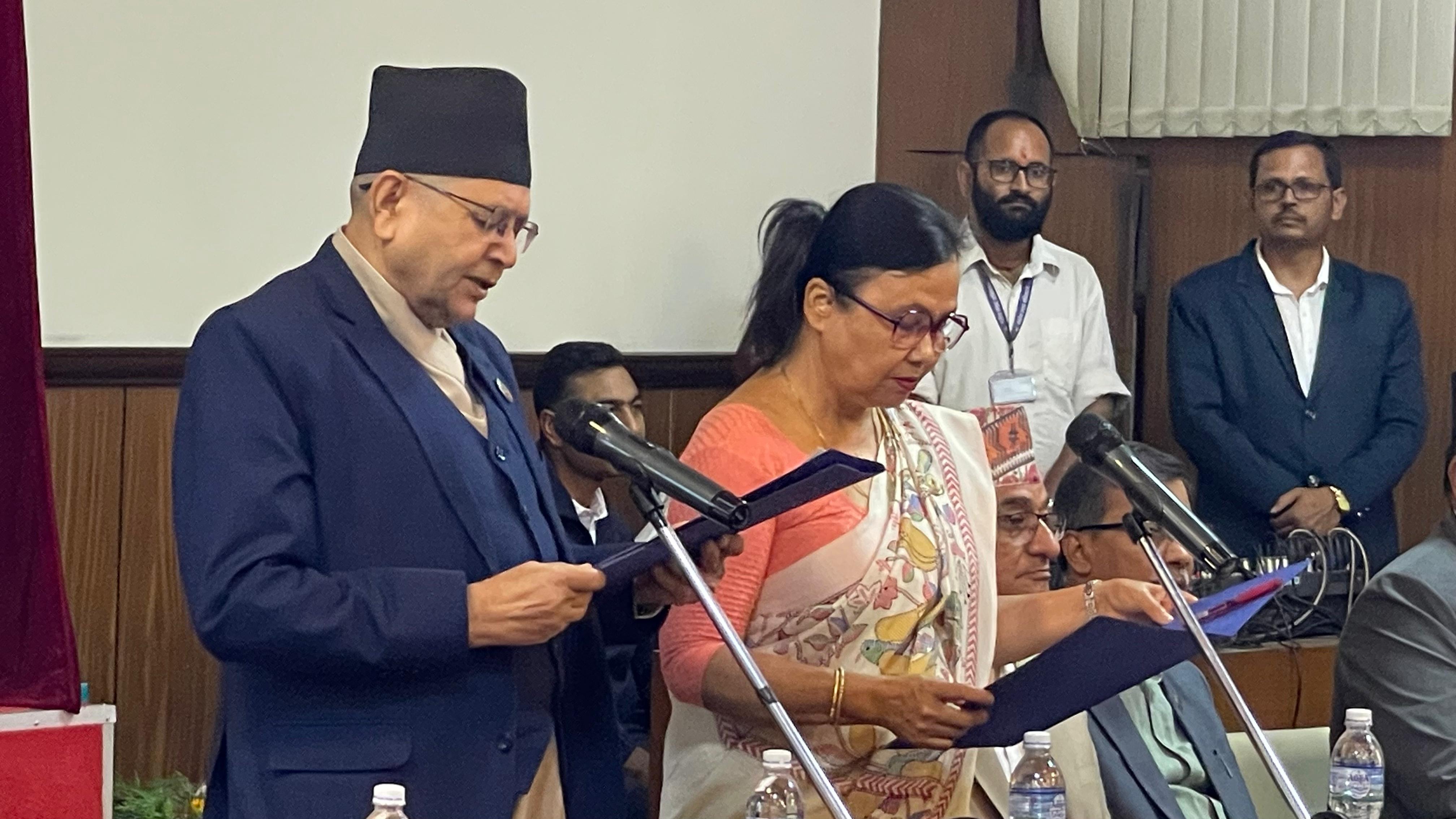 राज्य व्यवस्था तथा सुशासन समितिको सभापति ईश्वरी देवी न्यौपानेले लिइन् शपथ